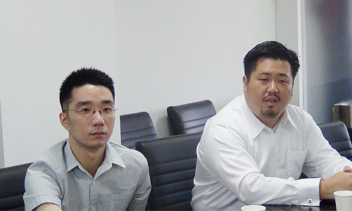 新加坡资讯通信发展管理局中国区司长、新加坡驻上海总领事馆信息产业处领事庄庆维（右）