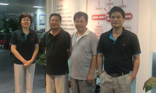 右一优胜客互联董事长杨冰之，右二中科院研究生院教授吕本富， 左一优胜客互联总经理郑爱军，左二互联网研究专家王俊秀