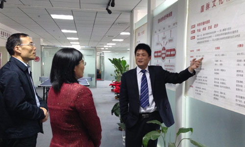 （左一）宁波市智慧城市研究院院长　顾德道　　　 　　　　　　。ㄗ蠖）宁波市智慧城市建设工作领导小组办公室主任　谢月娣