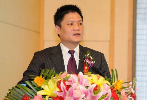 优胜客集团董事长杨冰之在第二届全国政务服务论坛塈政务服务国际博览会上做“政务大数据发展阶段与挑战”主题演讲