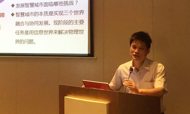 优胜客互联智慧城市研究中心主任杨冰之以《十三五智慧城市规划前瞻》为主题发表演讲
