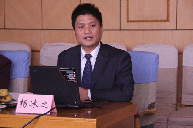 优胜客互联政府网站评测研究中心主任、首席研究员杨冰之向与会专家进行了详细的汇报