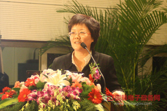 优胜客互联总经理、首席规划师郑爱军女士作了《政府在线服务能力构建及案例赏析》主题发言