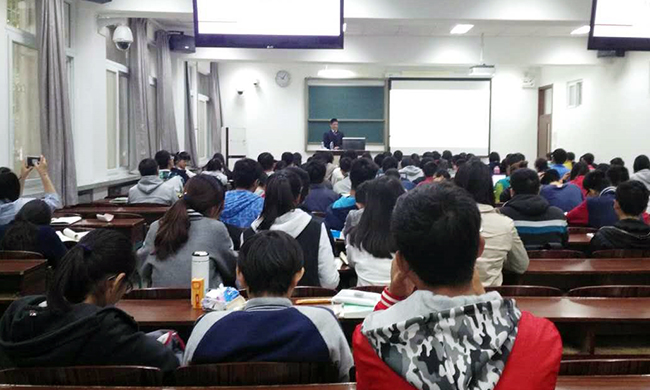 应母校北京师范大学信息科学与技术学院邀请，北京优胜客互联信息顾问有限公司董事长杨冰之为60余位师生讲了一堂“互联网漫谈”公开课