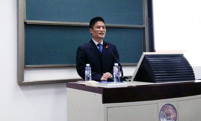 北京优胜客互联信息顾问有限公司董事长杨冰之应邀为北京示范大学师生讲了一堂“互联网漫谈”公开课
