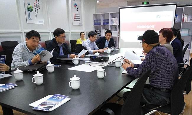 中船通总经理郑爱军向舟山市人大常委会副主任李善忠一行汇报中船通的运营情况、经营状况以及人员配置等