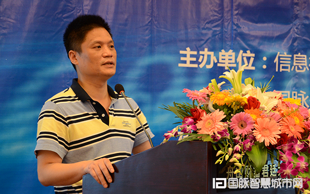 在“2015中国互联网+信息社会高端论坛”上，优胜客信息化研究中心主任杨冰之就“互联网+政务发展”发表主题演讲。