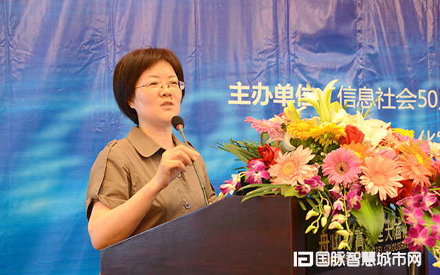 在“2015中国互联网+信息社会高端论坛”上，优胜客互联总经理郑爱军以“城市级数据平台体系建设：舟山的实践与思考”为主题发表演讲。