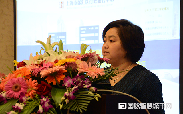 在“2015中国互联网+信息社会高端论坛”上，上海市徐汇区虹梅路街道办事处主任万小岚分享了徐汇区发展“互联网+政务”的三大工作经验。