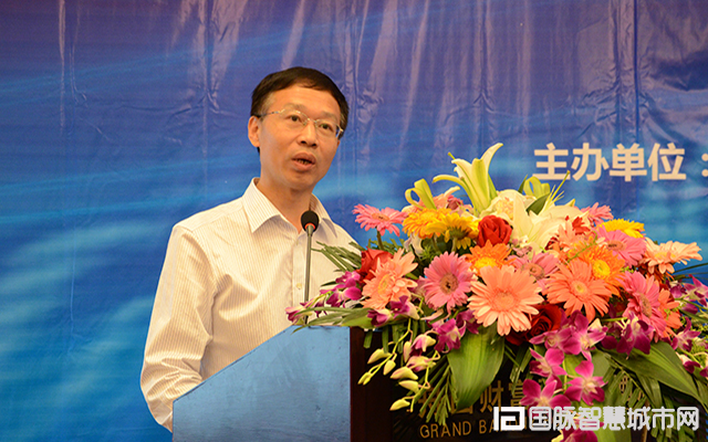 在“2015中国互联网+信息社会高端论坛”上，农业部信息中心原主任郭作玉发表主题演讲。