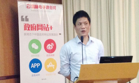在"智慧中国·十三五信息化发展战略巡回研讨会"上，优胜客互联董事长、首席研究员杨冰之发表《优胜客·十三五政府网站建设与发展指引研究》主题演讲